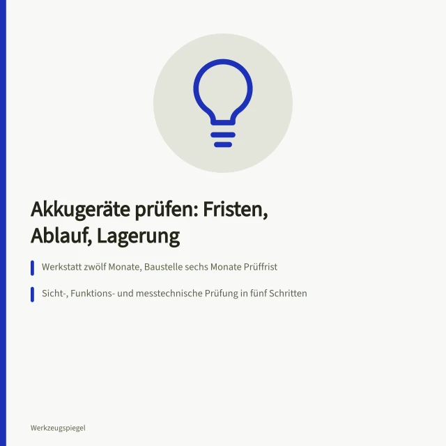 Akkuschrauber mit Akku, Messgerät und Prüfprotokoll auf Werkbank. Akkugeräte für Handwerk prüfen mit Checkliste für Prüffristen und Lagerung